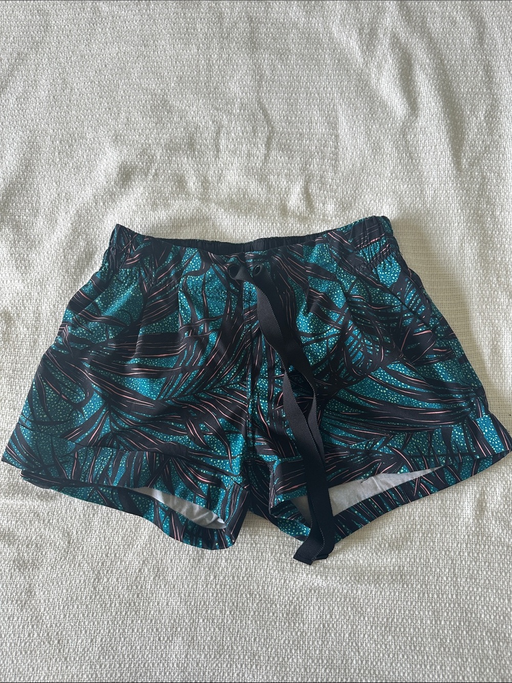 lululemon athletica Teal and Black Leaf-Print Spring Breaker shorts 4